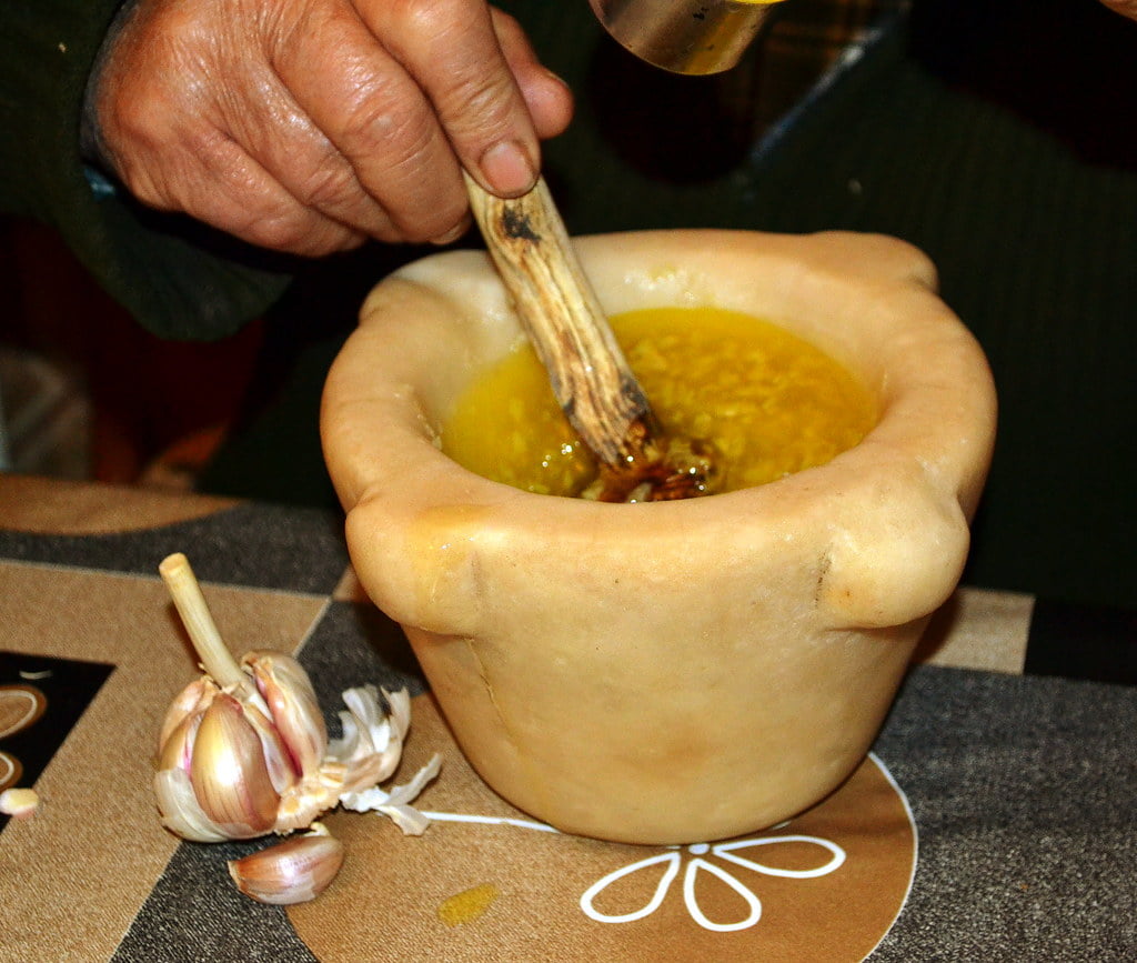 Cómo hacer all i oli de forma tradicional: los secretos de los maestros del all i oli